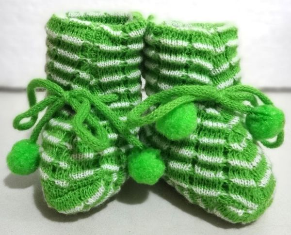 Meia de Tricô com Pompom Verde e Branco